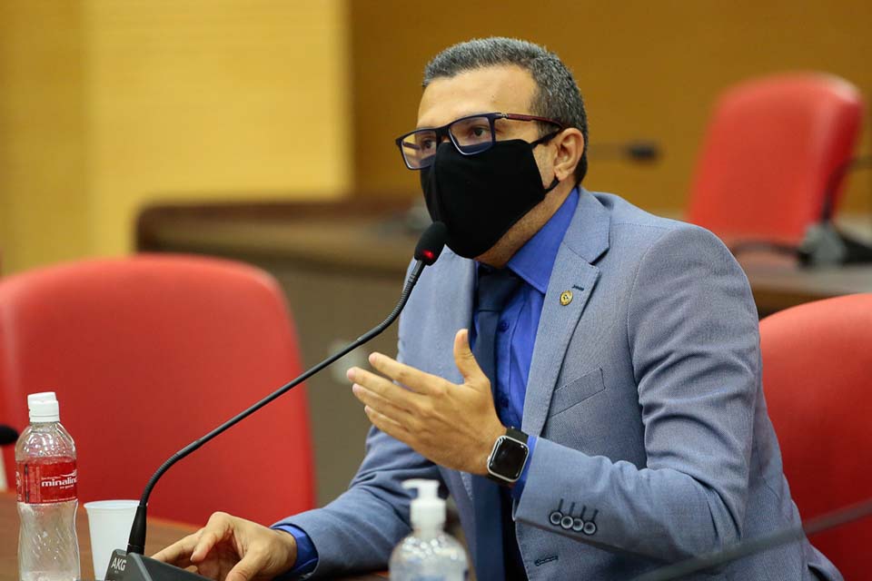 Deputado Alex Silva leva encascalhamento para a linha B-40 no município de Itapuã do Oeste