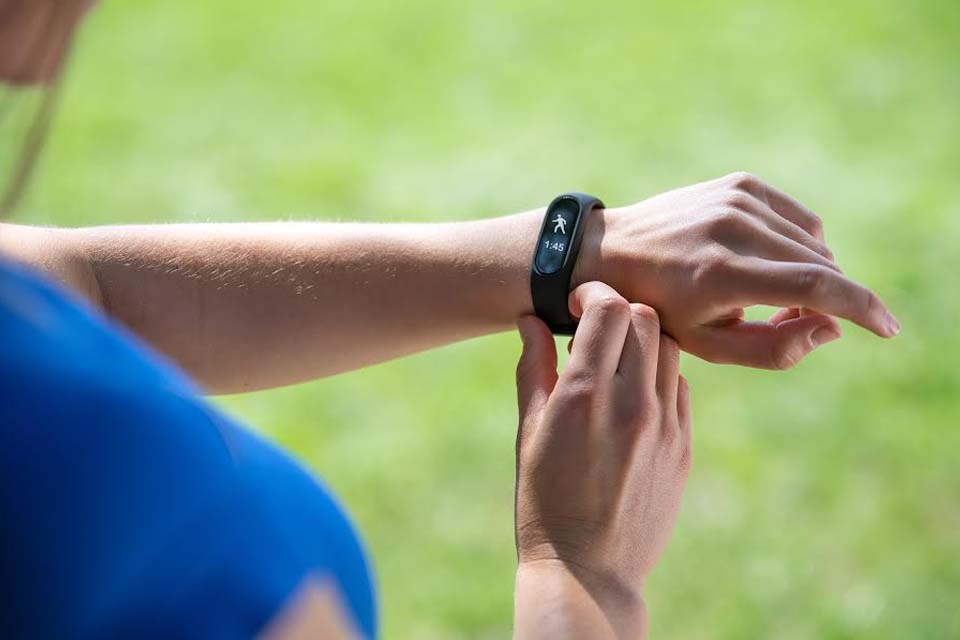 O que são smartbands, as pulseiras que são sucesso entre os jovens