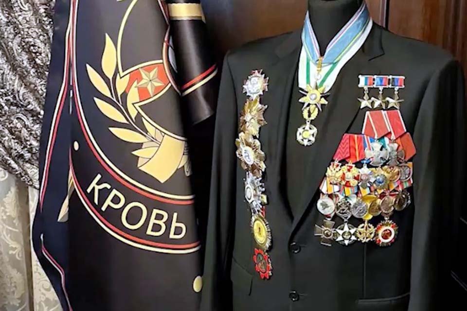 Ex-oficiais dos EUA mantinham conversas secretas com russos, diz rede de notícias americana