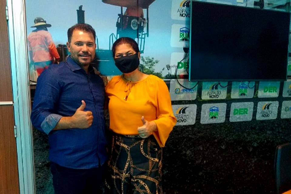 Em reunião com o diretor fo DER Elias Rezende, deputada Cassia Muleta cobra asfaltamento da RO-464