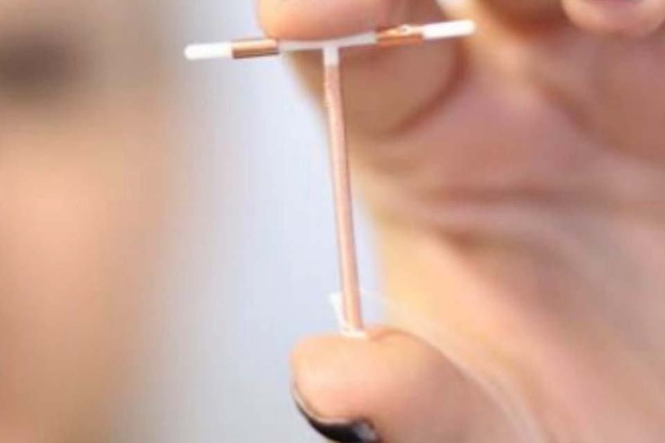 Mulheres têm acesso gratuito à inserção de DIU de cobre; método tem 99% de eficácia contra a gravidez