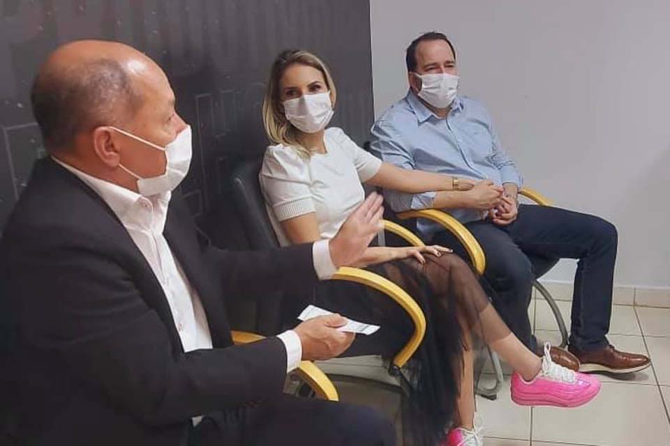 Carla Redano agradece Coronel Chrisóstomo por destinar R$ 10 milhões para asfalto e R$ 1,5 milhão para bloquete em Ariquemes