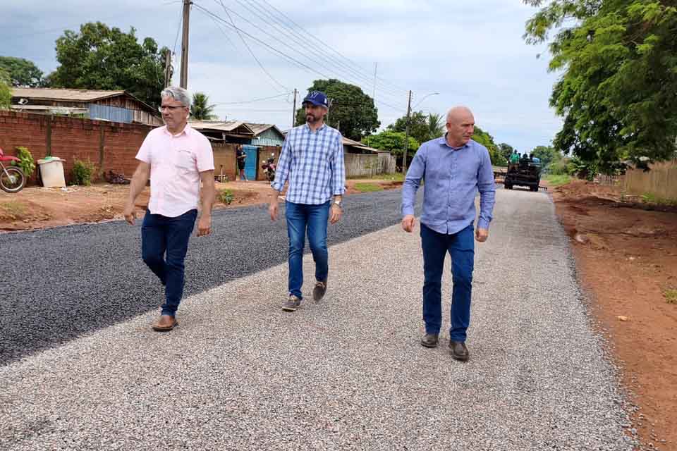 Deputado Ezequiel Neiva acompanha avanço das obras de asfaltamento em Cerejeiras
