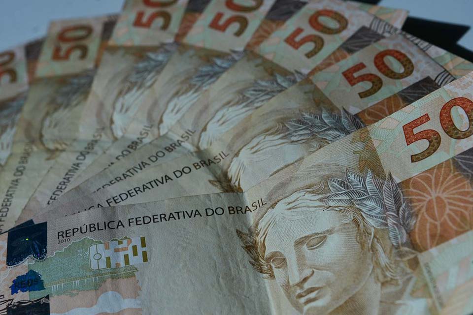Brasileiros acreditam que inflação ficará em 5% nos próximos 12 meses