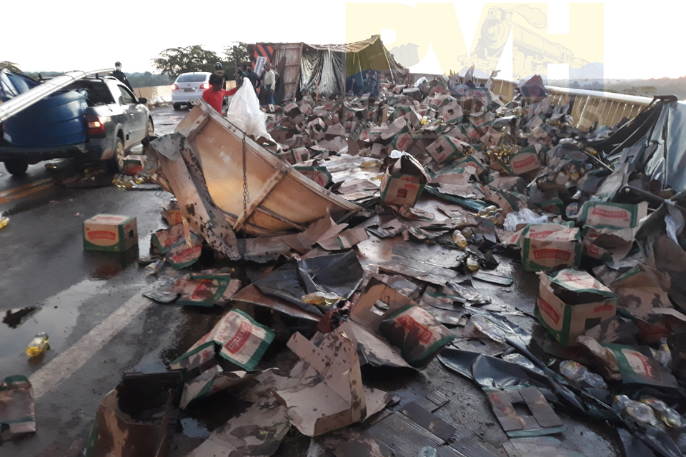Carreta carregada de óleo tomba na ponte sobre o Rio Madeira 