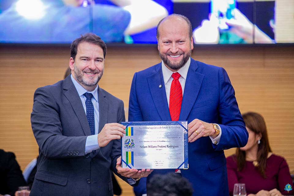 Alex Redano entrega medalha do Mérito Legislativo a Nelson Willians em reconhecimento à sua contribuição para Rondônia