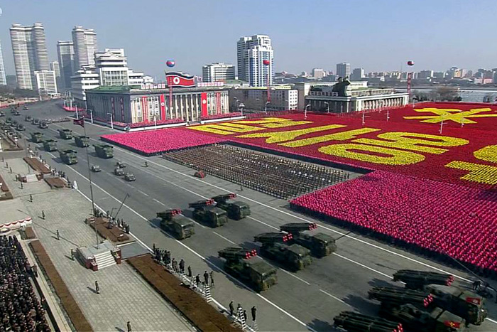 Kim Jong-un comanda desfile militar antes dos Jogos de Inverno