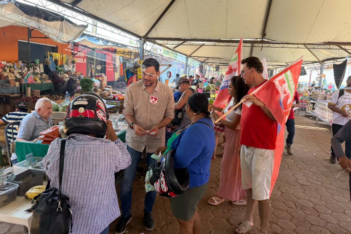 Expedito Netto visita feira popular de Guajará-Mirim e conversa com moradores