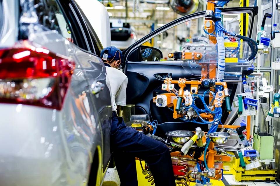 Produção industrial cresce 0,3% em março, mas segue abaixo do patamar pré-pandemia