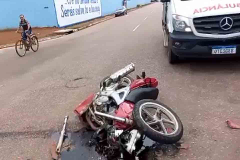 Motocicleta fica destruída em colisão na Avenida Calama