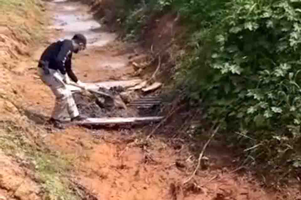 Trio é preso após corpo de homem ser encontrado dentro de uma vala
