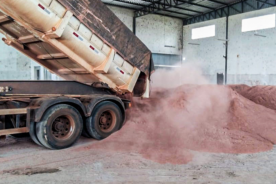 Semagri faz entrega de 700 toneladas de calcário para produtores rurais