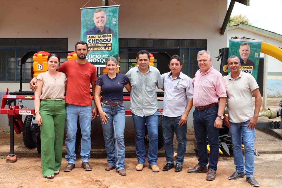 Deputado Lúcio Mosquini entrega implementos agrícolas na Linha 114 em Presidente Médici