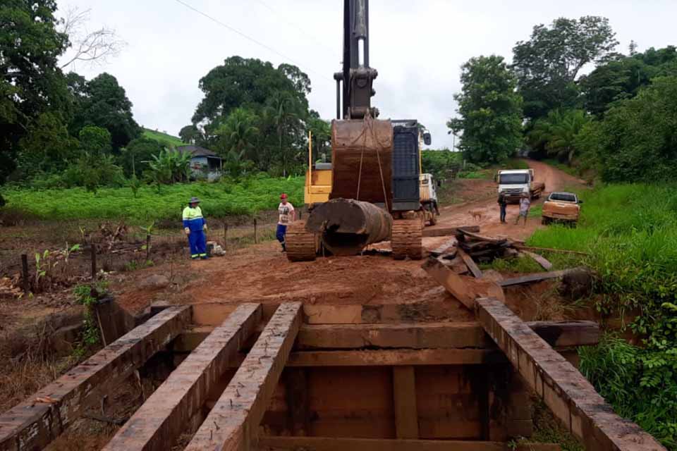 Prefeitura de Jaru trabalha na instalação de tubos metálicos e substituição de ponte nas linhas 621 e 628