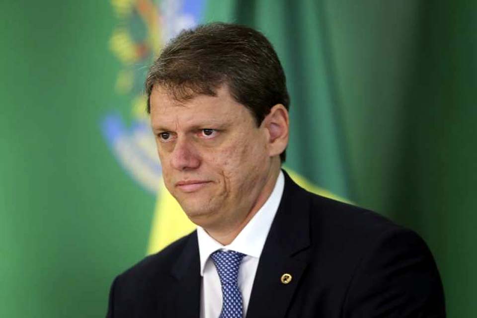 Tarcísio de Freitas é o 14º ministro diagnosticado com covid-19