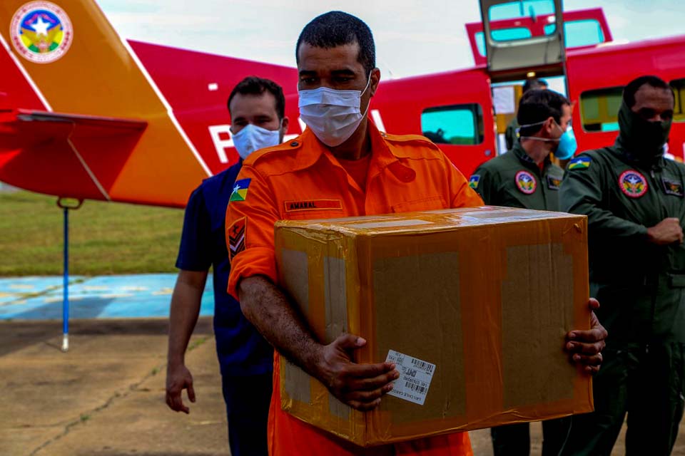Testes rápidos e bombas de infusão para UTI adquiridos pelo governo chegam em Rondônia; carga aterrizou no hangar do governo, na capital
