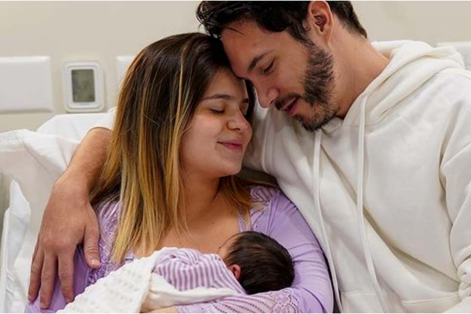 Viih Tube elogia Eliezer pela dedicação nos primeiros dias de vida da filha: 'Não troquei uma fralda até agora'