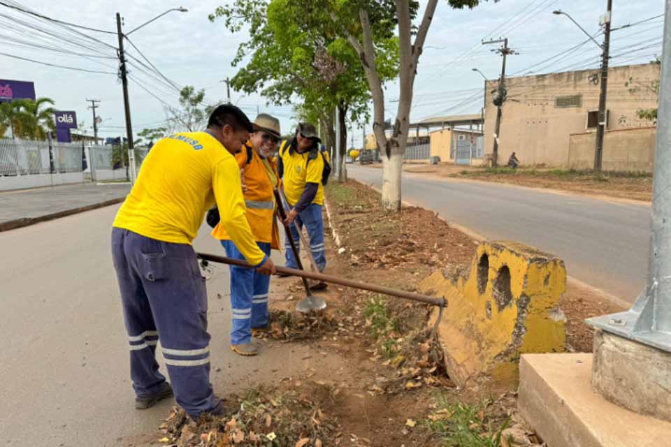 Ações de limpeza são realizadas na avenida Guaporé para evitar alagações