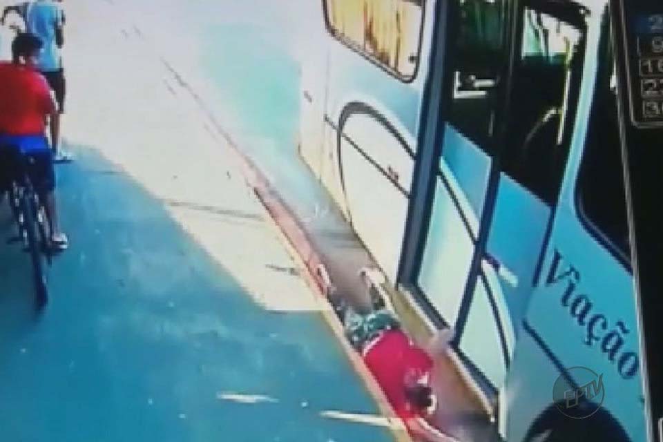 Aposentada é arrastada ao tentar descer de ônibus