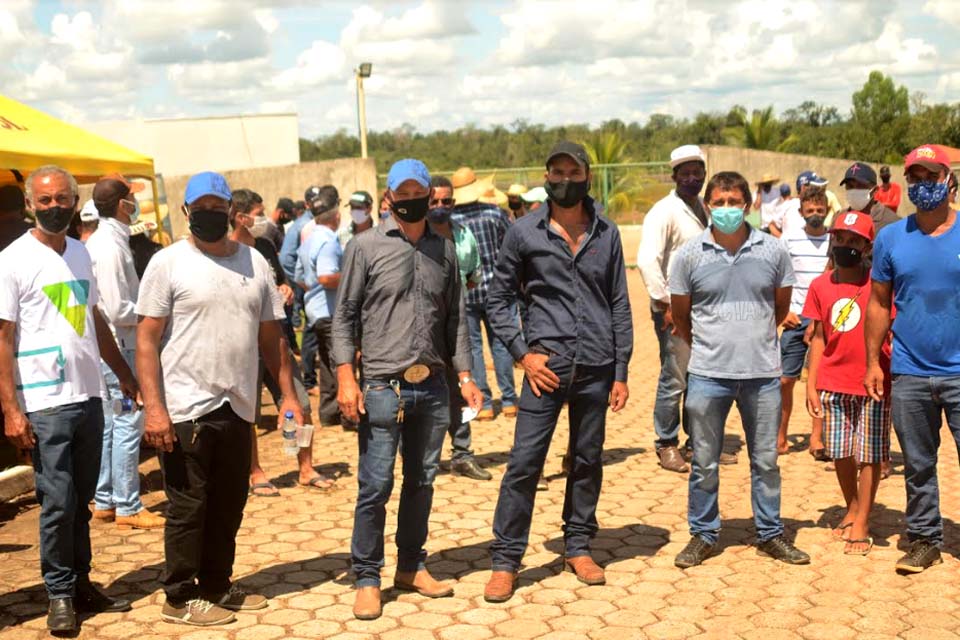 Manisfestação em frente ao laticínio contra queda de quase 40% no valor do leite movimenta o município