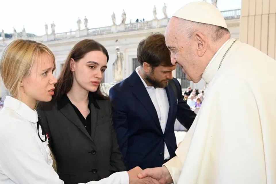 Papa se encontra com esposas de soldados que defendem siderúrgica em Mariupol