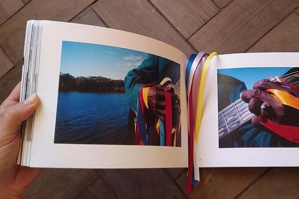 Fotolivro sobre a festa do Divino Espírito Santo é lançado e distribuído para comunidade do Guaporé