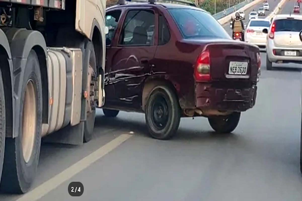 Carro é arrastado por carreta em acidente na BR-364