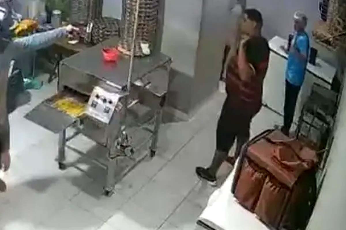 Bandidos rendem funcionários e até criança durante roubo em pizzaria