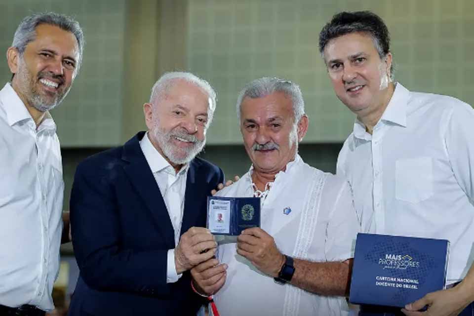 Lula entrega carteiras de docente a professores do Ceará