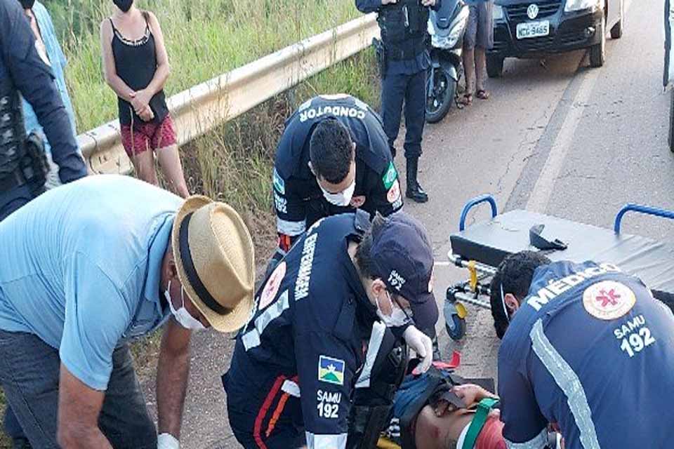 Motociclista fica em estado grave após colisão com guard rail na BR-319