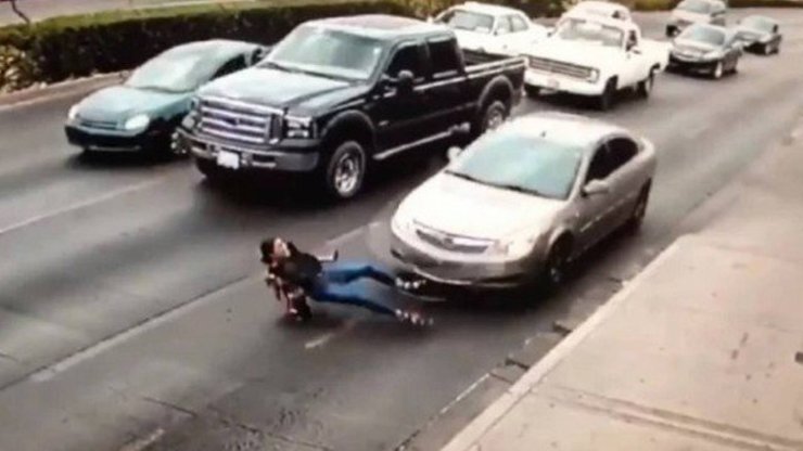 Mulher é atropelada após escorregar de salto alto