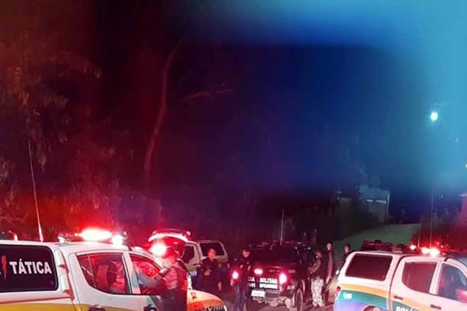 Bandidos são recebidos a tiros ao tentarem roubar armas de vigilantes no prédio da PRF