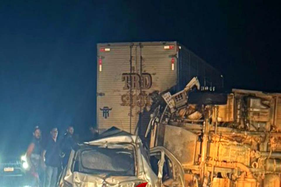  Acidente entre dois caminhões e carro deixa duas pessoas feridas na BR-364