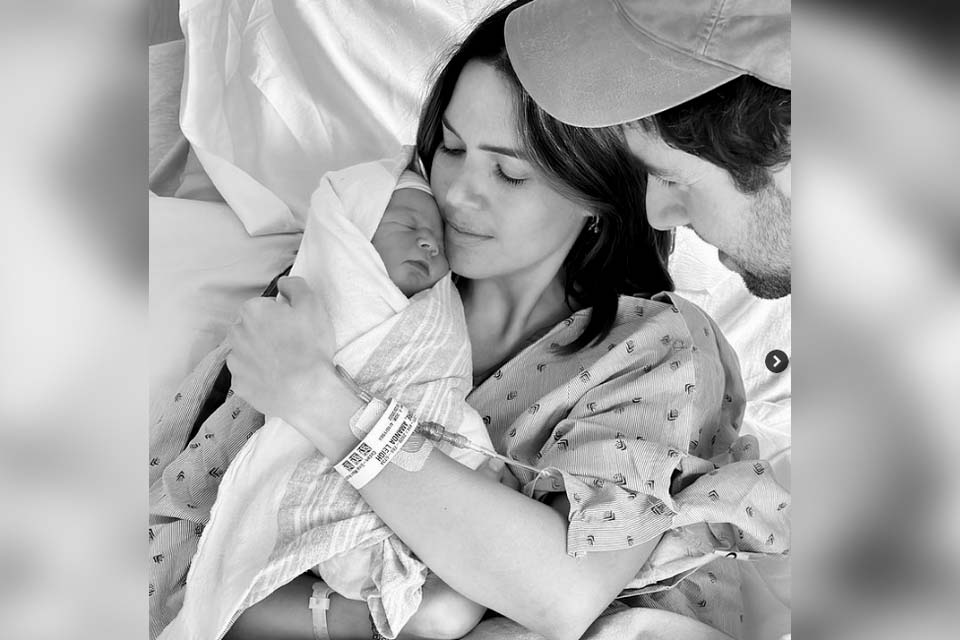 Mandy Moore anuncia nascimento de segundo filho: Um pouco atrasado, mas com tranquilidade