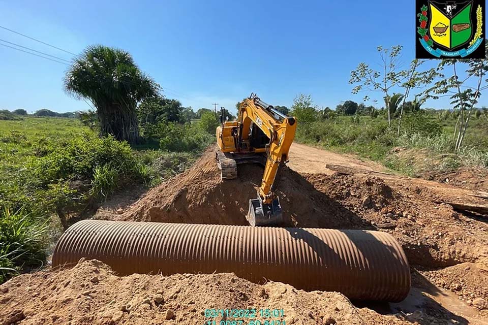 Secretaria Municipal de Agricultura implanta tubos armcos na região do Pacarana