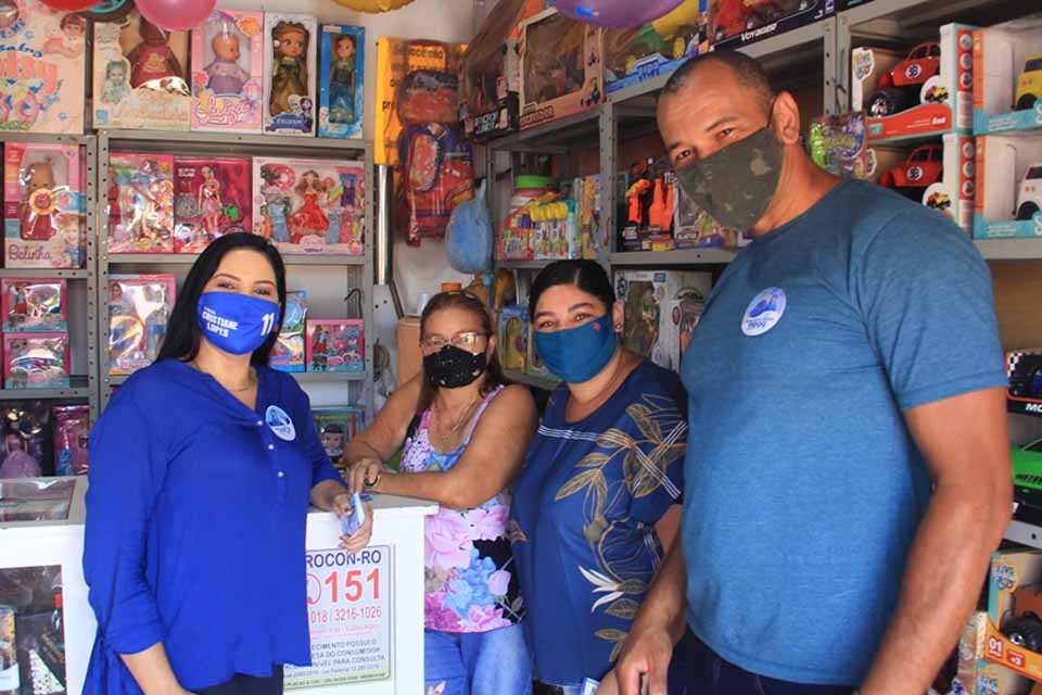 Cristiane Lopes visita Shopping Popular da zona Sul e leva propostas