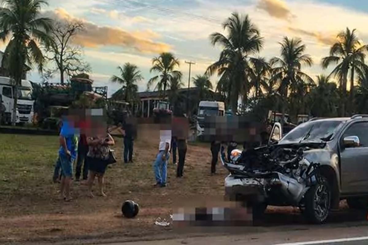Colisão entre motocicleta e caminhonete deixa dois mortos na BR-364