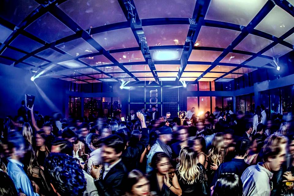 Inglaterra exigirá prova de vacinação para casas noturnas