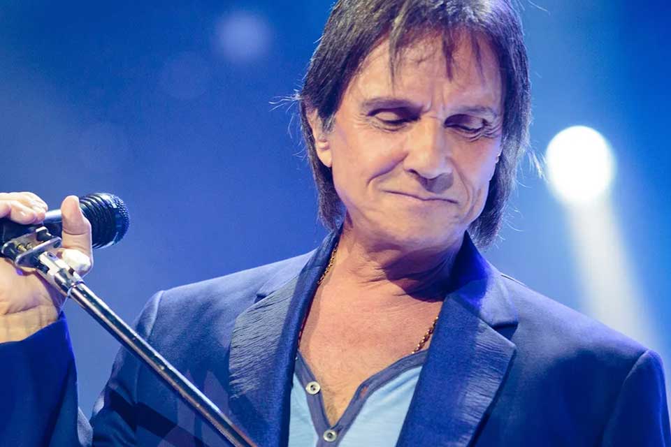 “Isso não é lugar de bater papo”, diz Roberto Carlos ao repreender fotógrafos em show