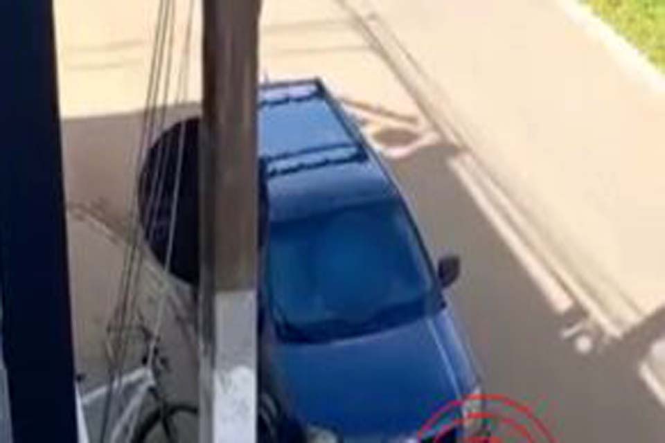 Homem é flagrado praticando ato obsceno dentro de veículo em via pública