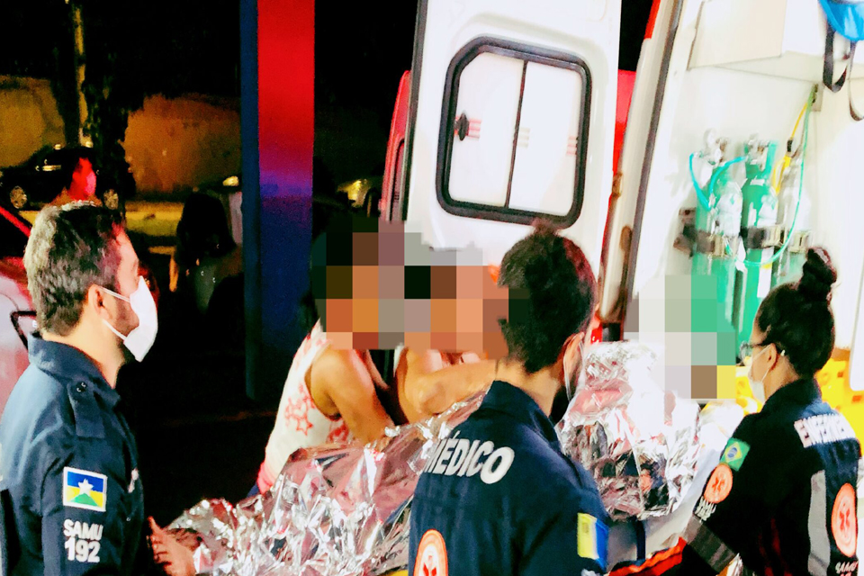 Jovem é alvejado a tiros na frente de residência no Socialista