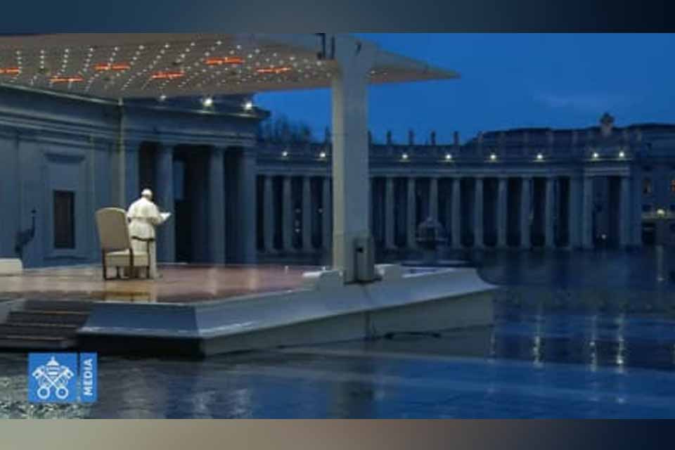 VÍDEO - Papa faz oração completamente sozinho pelo fim da pandemia do coronavírus; Imagens chocam
