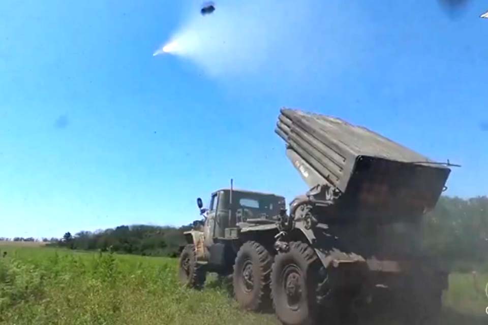 Ataques russos matam 5 na Ucrânia; drones ucranianos destroem 13 aviões na Rússia