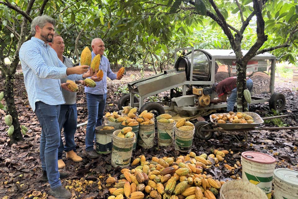 Deputado Ezequiel Neiva entrega quebrador de cacau para fortalecer pequenos produtores em São Felipe do Oeste