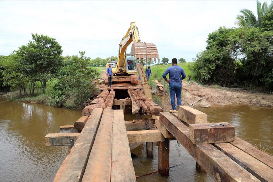 Prefeitura de Ji-Paraná constrói ponte de madeira na Linha 90