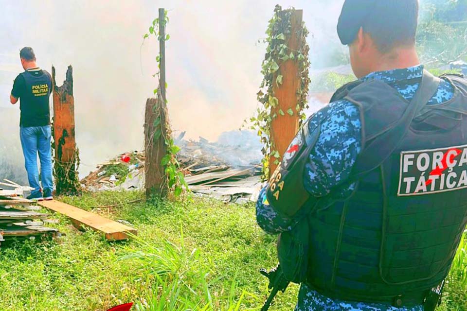 Homem é morto a tiros e jogado em fogueira de pneus 