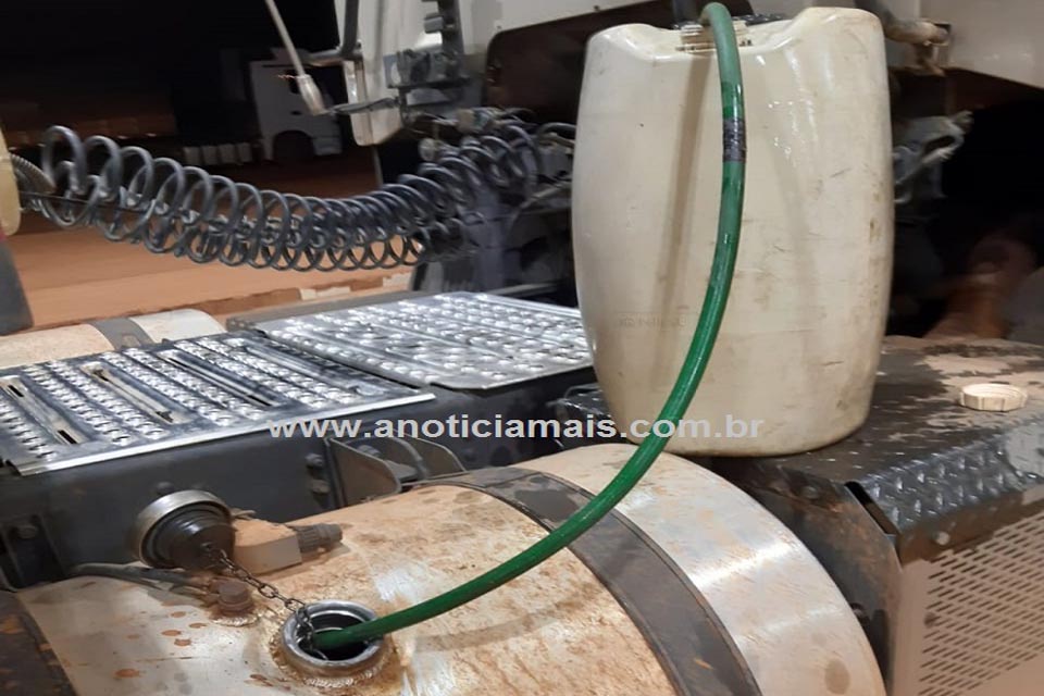 Caminhoneiro flagra homens furtando diesel de sua carreta