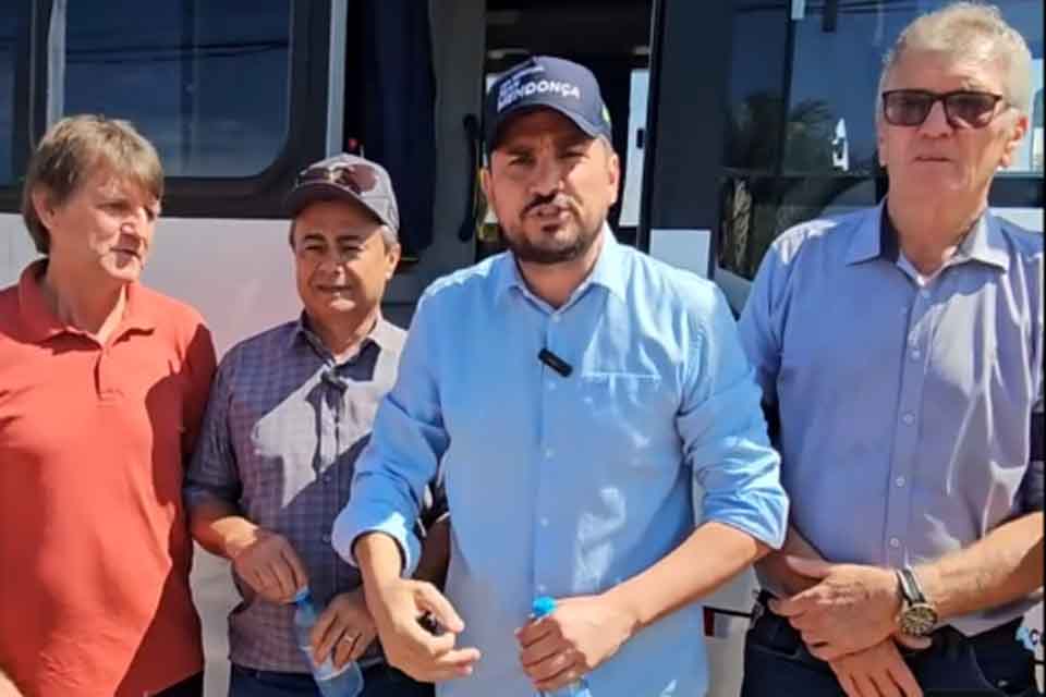 Jean Mendonça entrega ônibus para transporte de pacientes em Espigão do Oeste