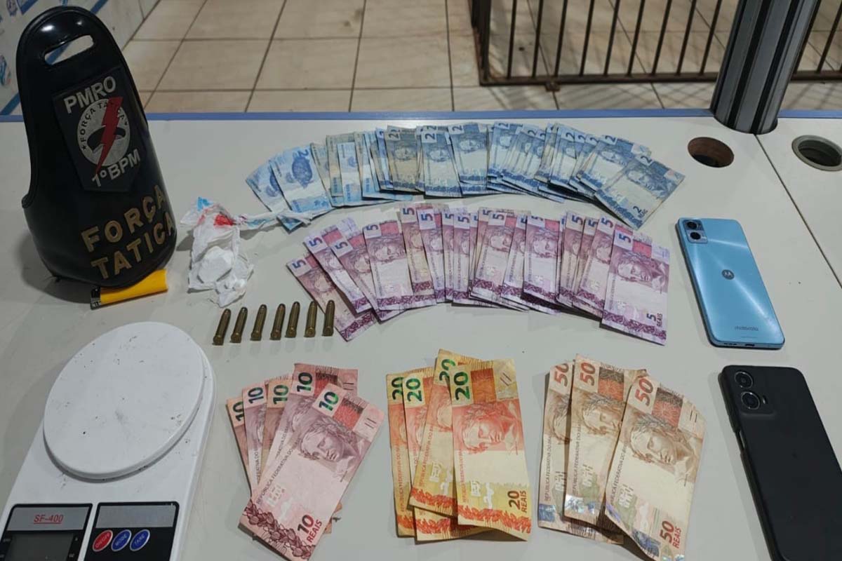 Suspeito é preso com drogas e munições após tentativa de fuga em área de tráfico