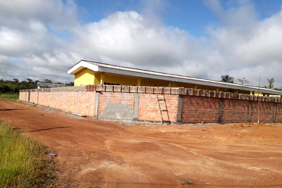 Construção de muro em escola da zona rural em fase de acabamento